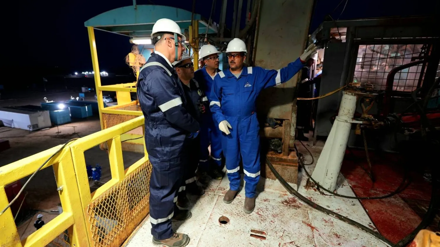 وزير البترول المصري كريم بدوي خلال زيارته الميدانية لتفقد مواقع الإنتاج بالصحراء الغربية (وزارة البترول المصرية)