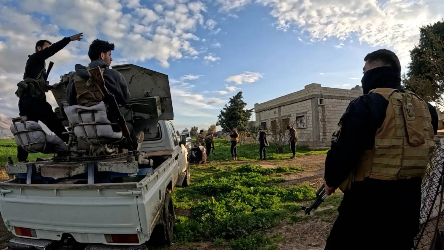 قوى الأمن السوري تحاصر مبنى ضم عناصر خلية تابعة لـ«حزب الله» خططت لتنفيذ عمليات تستهدف الاستقرار العام (الداخلية السورية)