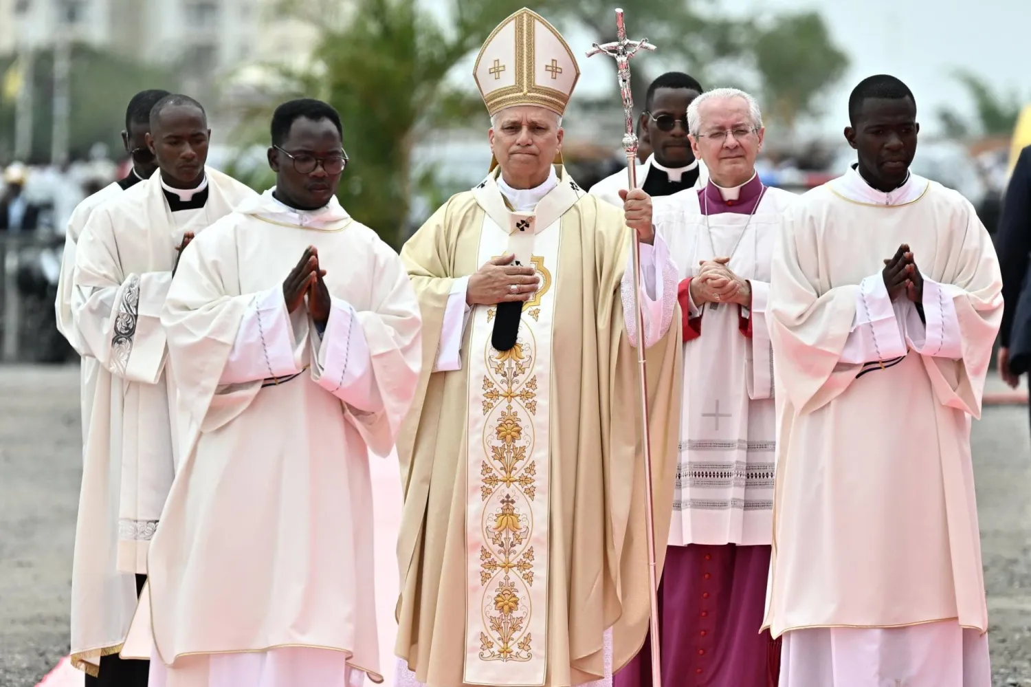 البابا ليو بابا الفاتيكان خلال زيارته أنغولا (إ.ب.أ)