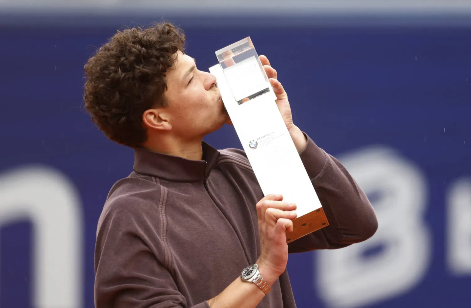 بن شيلتون يقبل الكأس احتفالاً باللقب (رويترز)