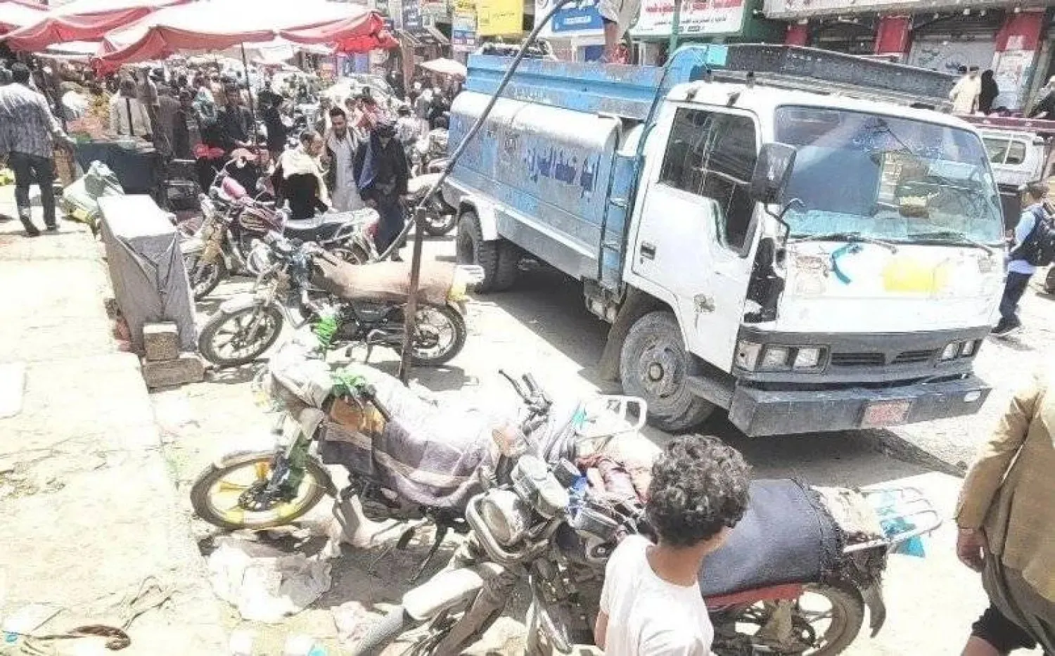 الصهاريج باتت أهم مصدر يلجأ إليه اليمنيون لمواجهة أزمات المياه (الشرق الأوسط)