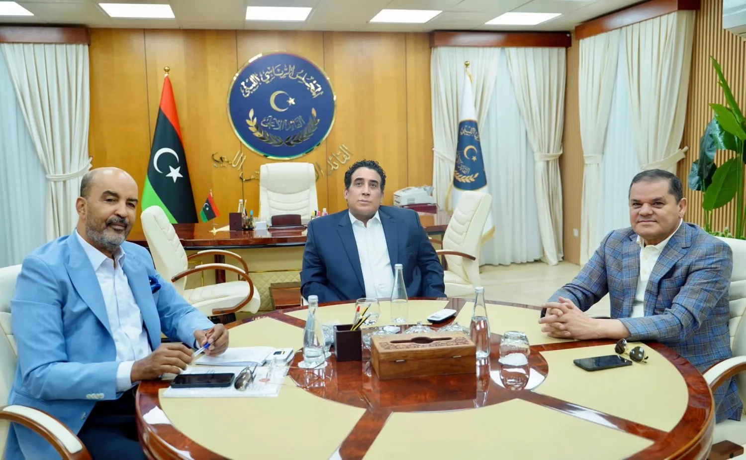 المنفي يتوسط الدبيبة (إلى اليمين) وموسى الكوني النائب بالمجلس الرئاسي في 11 يونيو 2024 (المجلس الرئاسي)