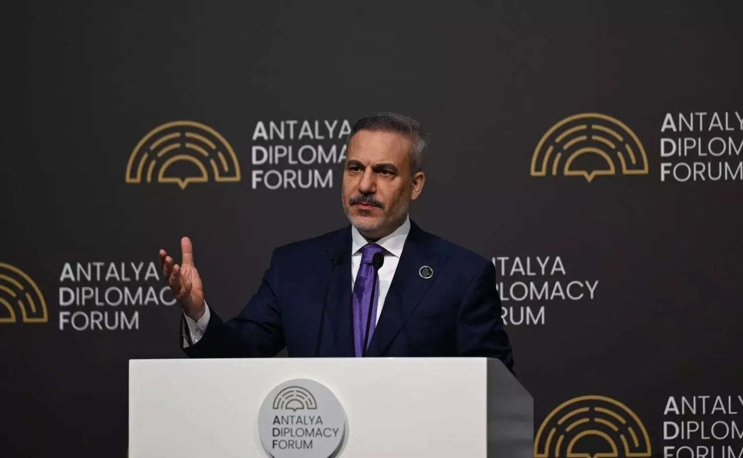 وزير الخارجية التركي هاكان فيدان خلال مؤتمر صحافي عقده في ختام أعمال «منتدى أنطاليا الدبلوماسي» الأحد (الخارجية التركية)