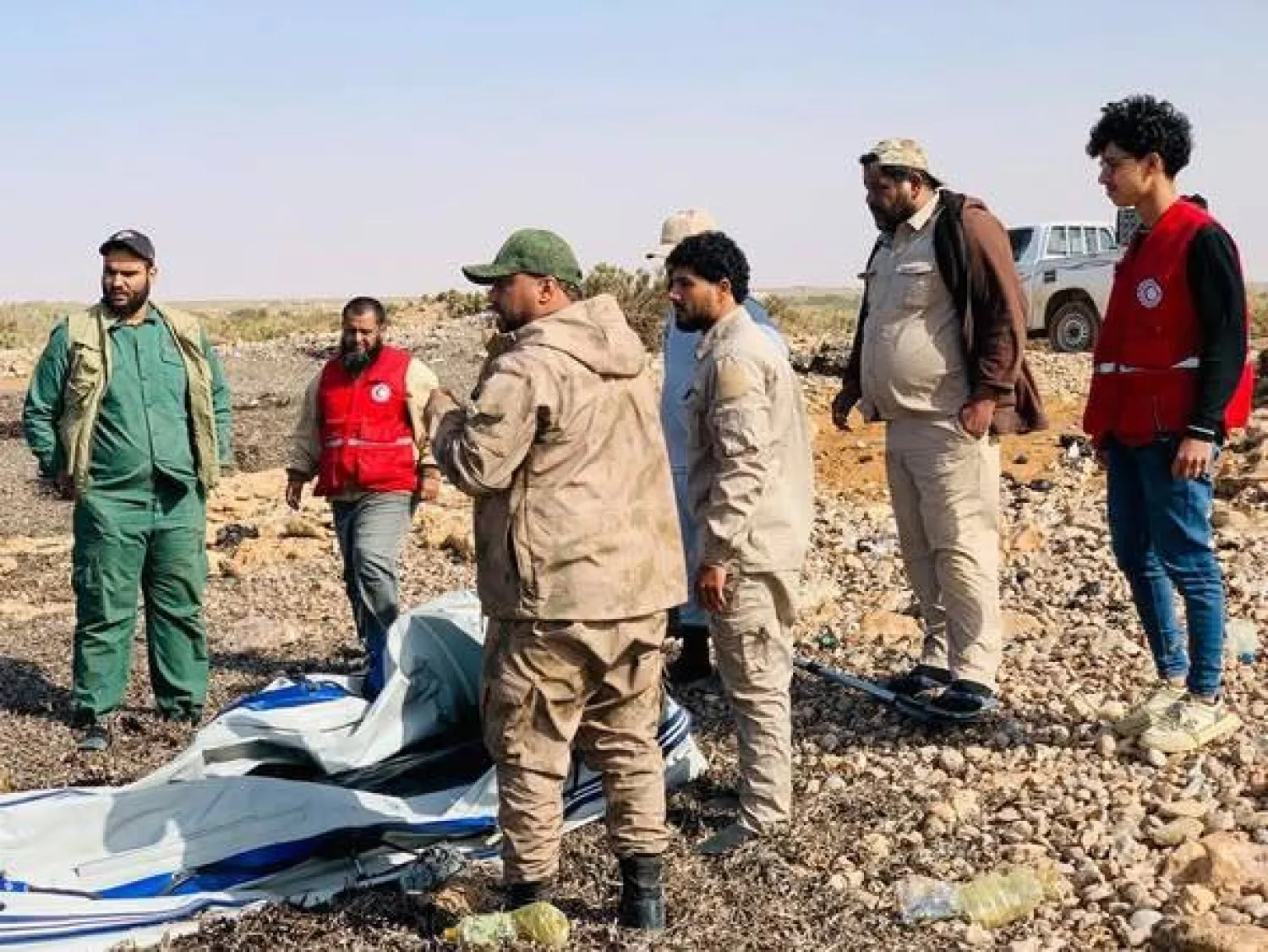 جانب من انتشال جثامين مهاجرين في طبرق شرق ليبيا يوم الأحد (الهلال الأحمر)