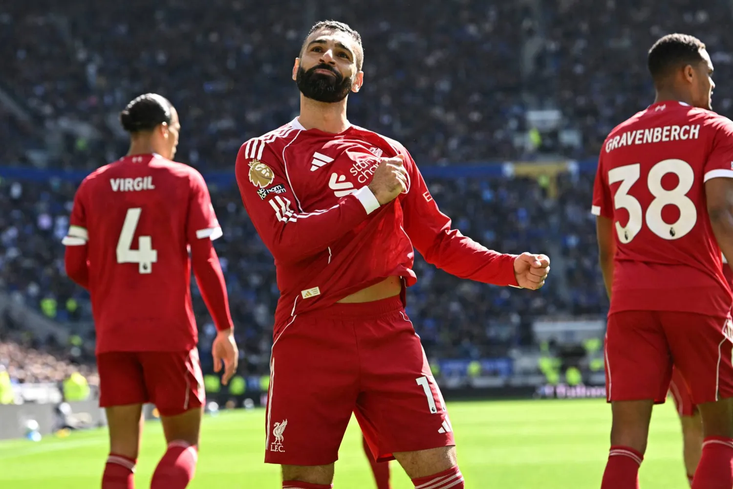 مهاجم ليفربول المصري محمد صلاح يحتفل بعد تسجيله الهدف الافتتاحي (أ.ف.ب)