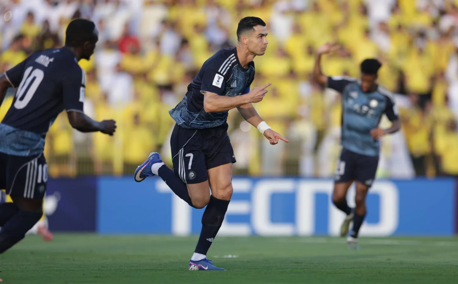 رونالدو محتفلاً بالهدف الأول (إ.ب.أ)