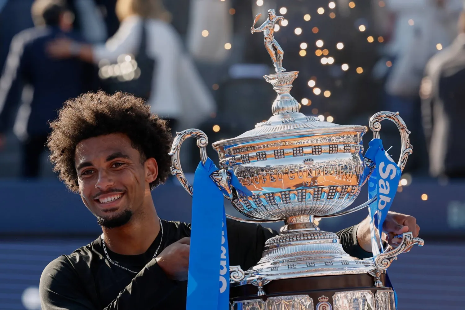 الفرنسي أرتور فيس يحمل الكأس بعد فوزه على الروسي أندري روبليف (أ.ب)