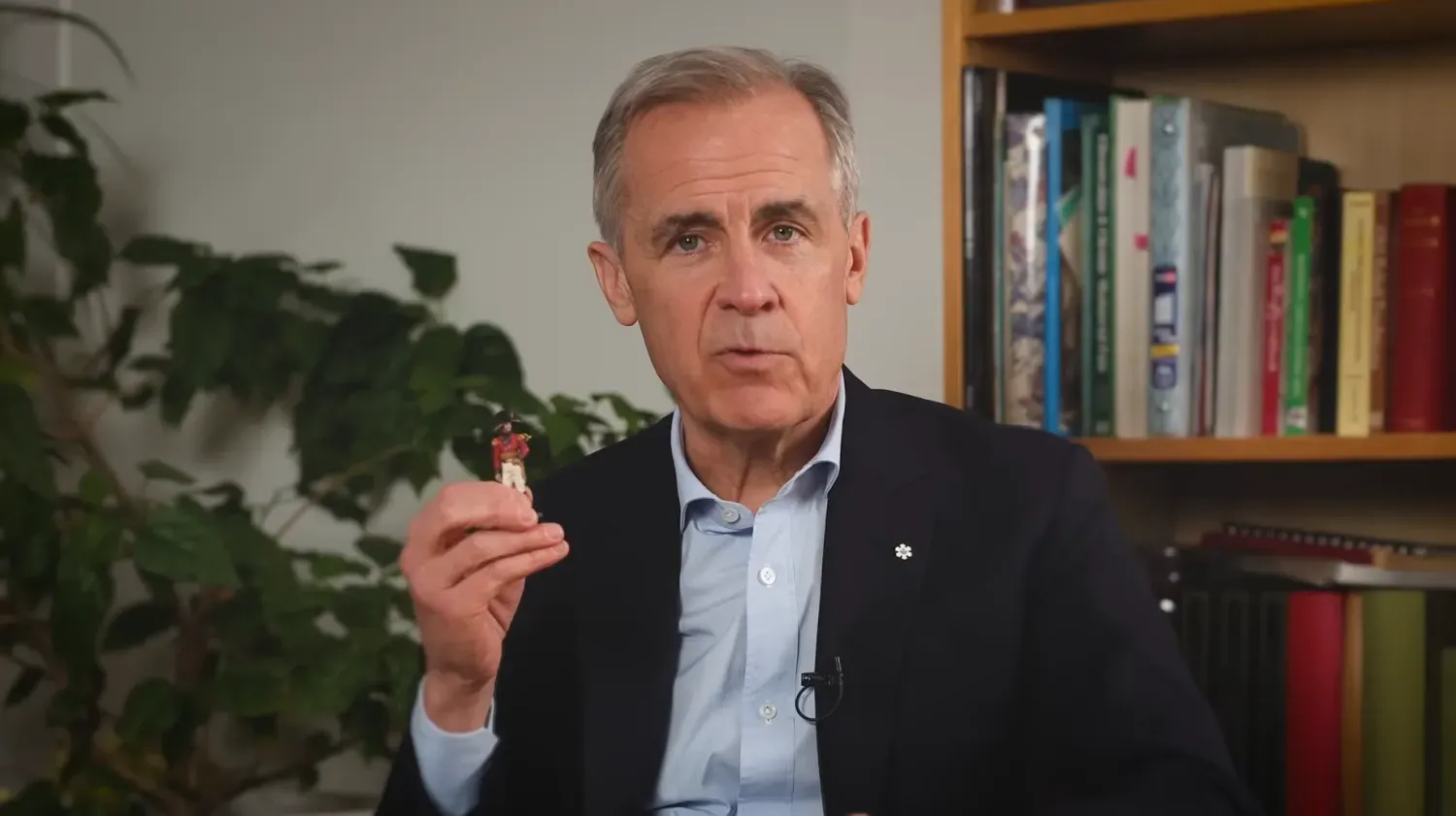 Kanada Başbakanı Mark Carney, 1812 Savaşı'nda günümüz Kanada topraklarını Amerikan işgaline karşı savunurken ölen İngiliz askeri komutanı General Isaac Brooke'un heykelini gösteriyor (videodan)