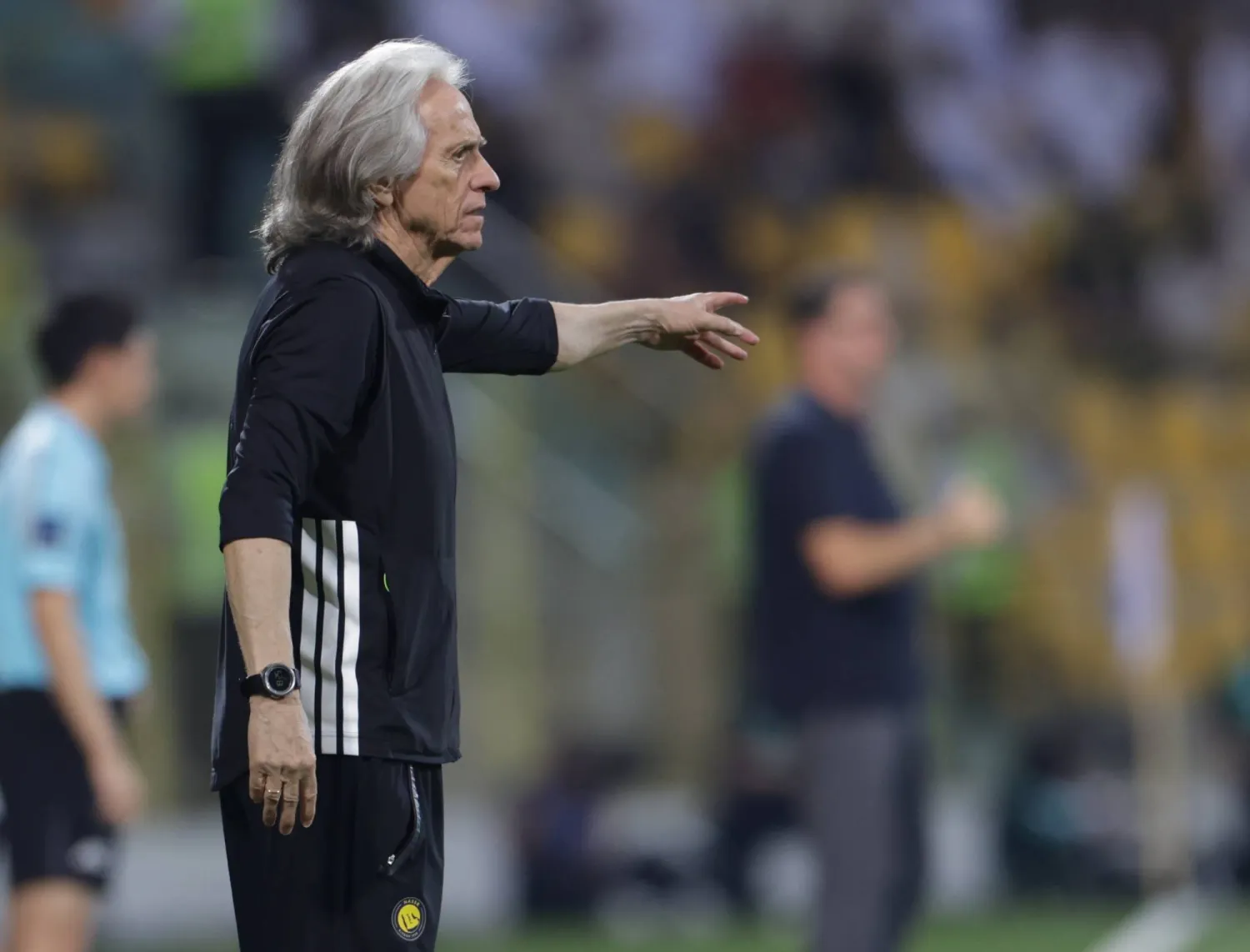 خيسوس يوجه لاعبيه خلال المباراة (إ.ب.أ)