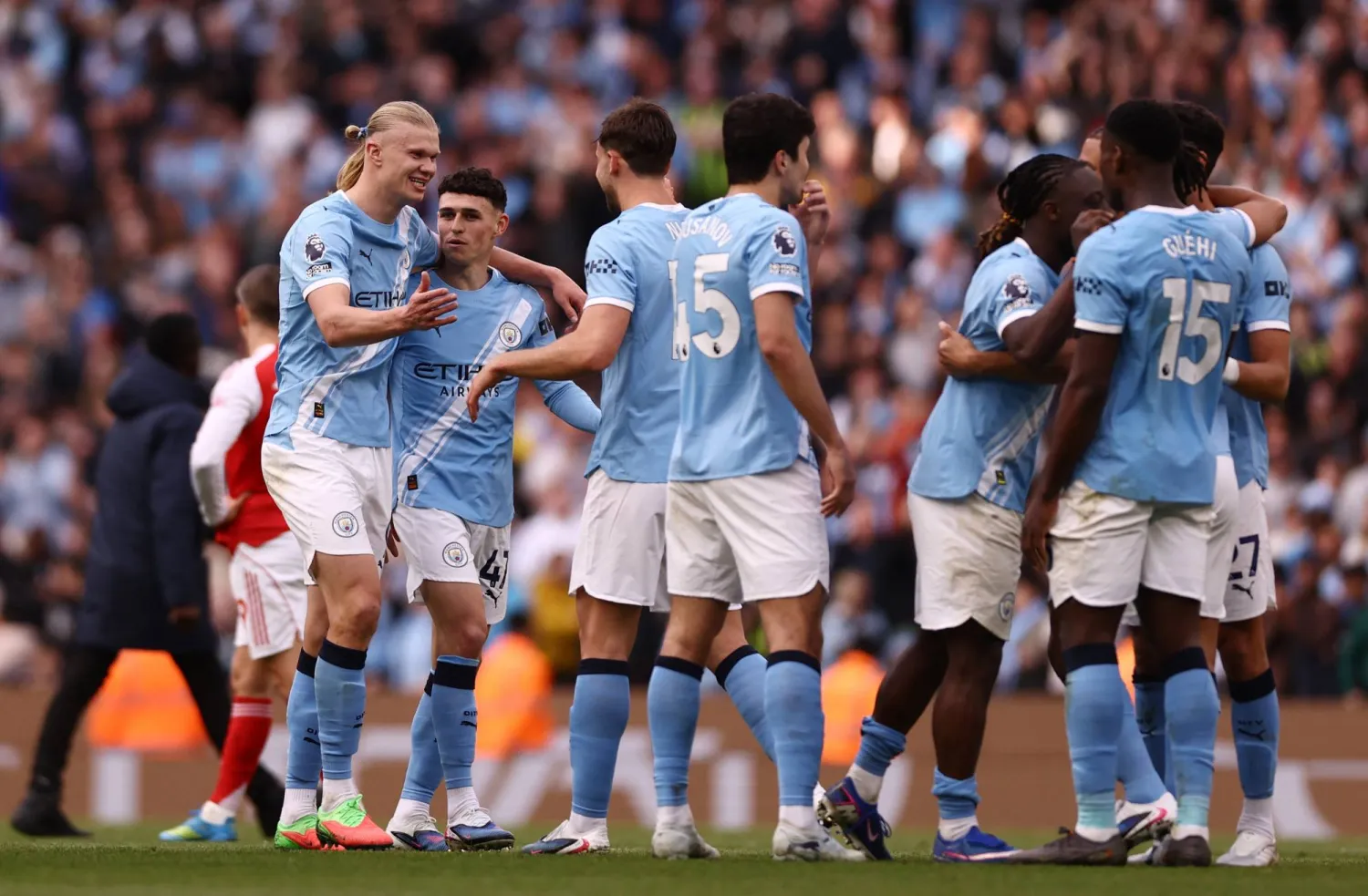 مهاجم مانشستر سيتي إيرلينغ هالاند يحتفل مع زملائه عقب نهاية مباراة فريقه أمام آرسنال (رويترز)