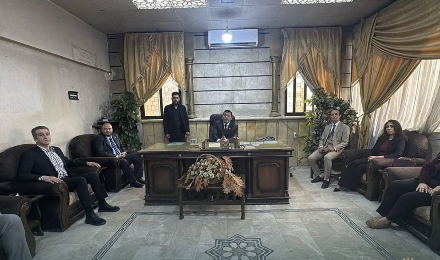 التقى النائب العام السوري القاضي حسان التربة كادر القصر العدلي بمدينة الحسكة تمهيداً لإعادة تفعيل العمل القضائي وإعادة تنظيمه (مديرية إعلام الحسكة)