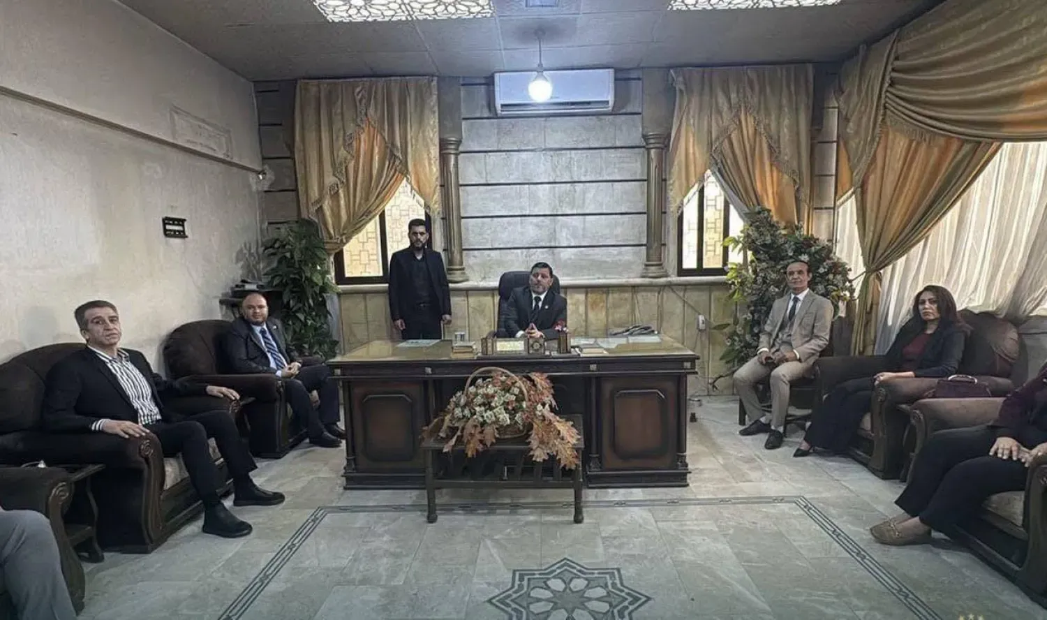 Suriye Cumhuriyet Başsavcısı Yargıç Hasan et-Turba yargı faaliyetlerinin yeniden başlatılması ve yeniden düzenlenmesi hazırlıkları kapsamında Haseke’deki Adliye Sarayı personeliyle bir araya geldi (Haseke Basın Müdürlüğü)