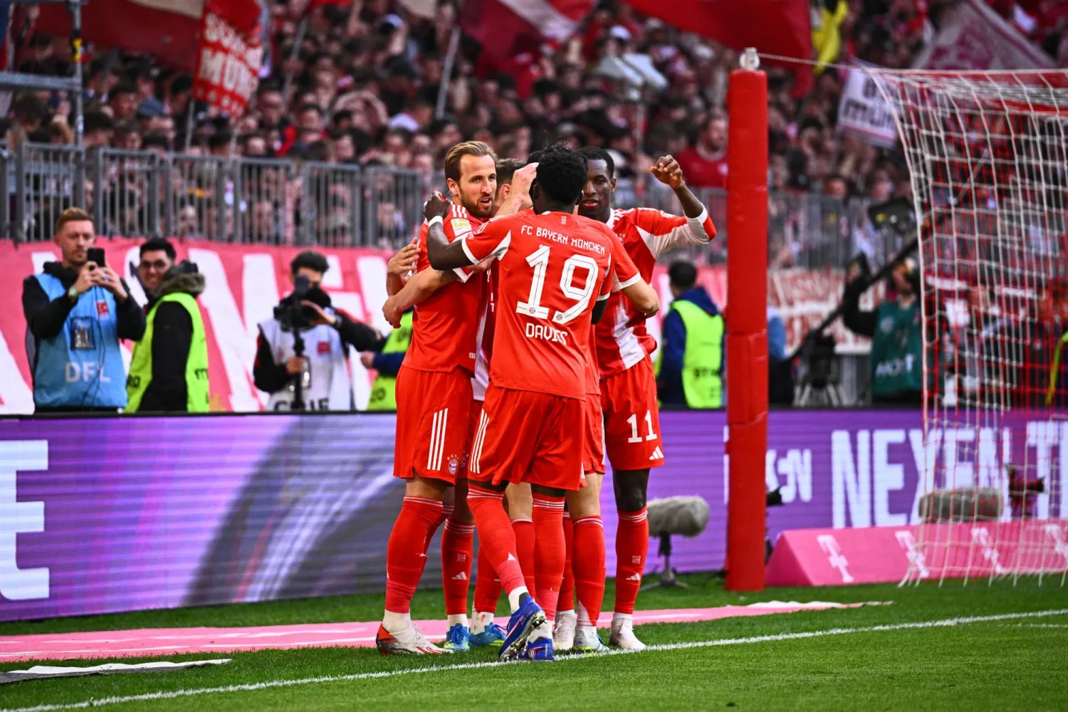 مهاجم بايرن ميونيخ هاري كين يحتفل مع زملائه (د.ب.أ)