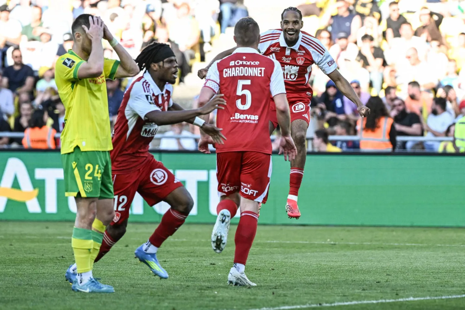 مدافع بريست الفرنسي بريندان شاردوني يحتفل مع زملائه بعد تسجيل هدف في مرمى نانت (أ.ف.ب)