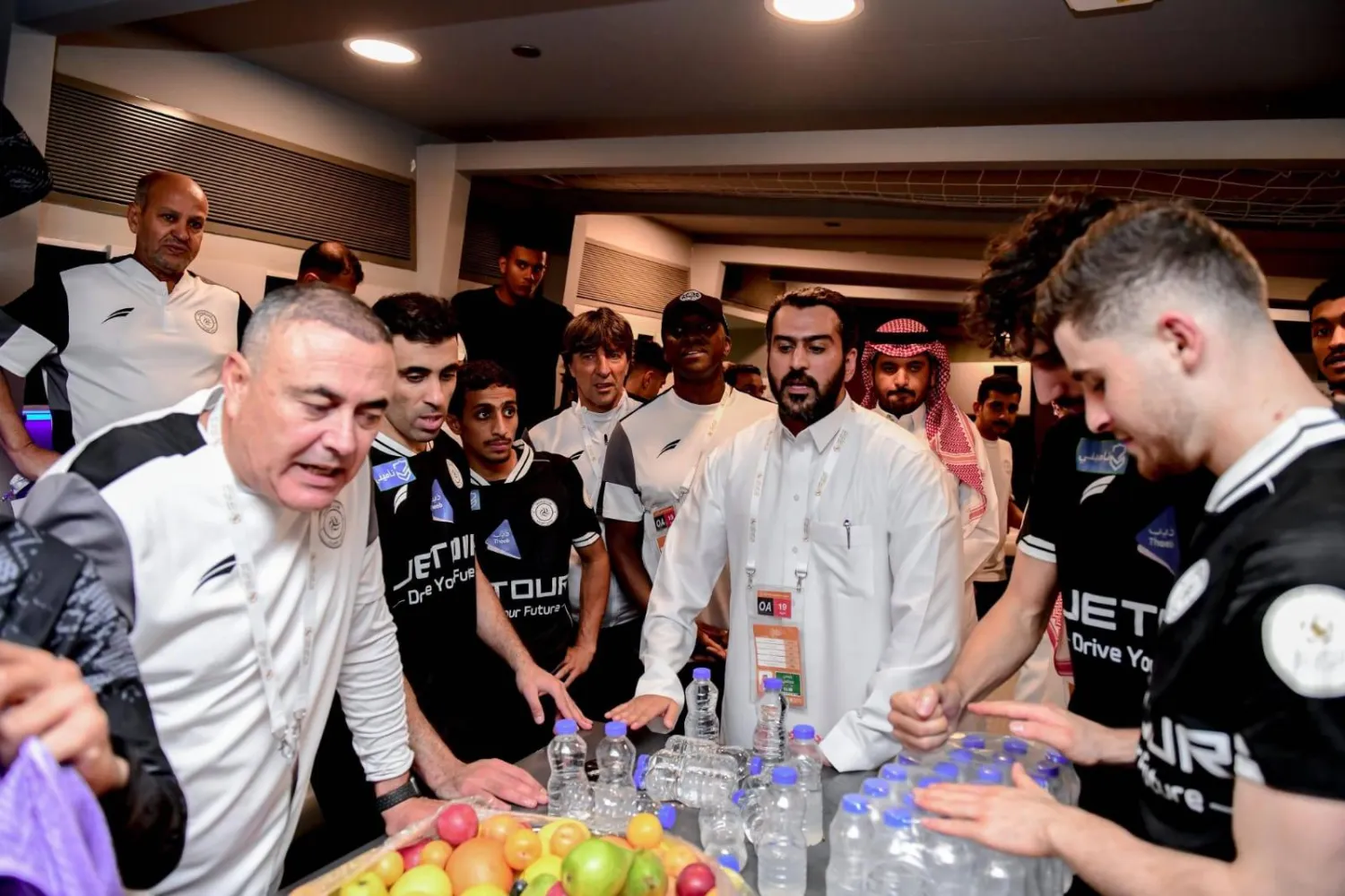 المالك يشارك لاعبي الشباب فرحة التأهل (نادي الشباب)