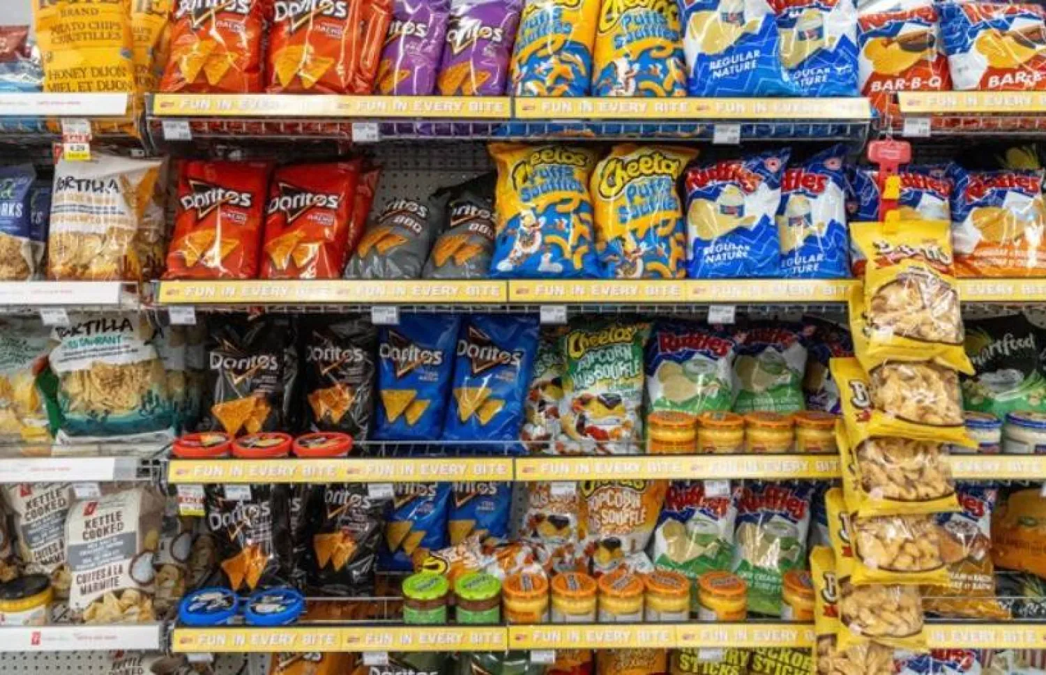 تشير الأبحاث إلى وجود علاقة طردية بين استهلاك  الأطعمة فائقة المعالجة وخطر الأمراض (أرشيفية-رويترز)