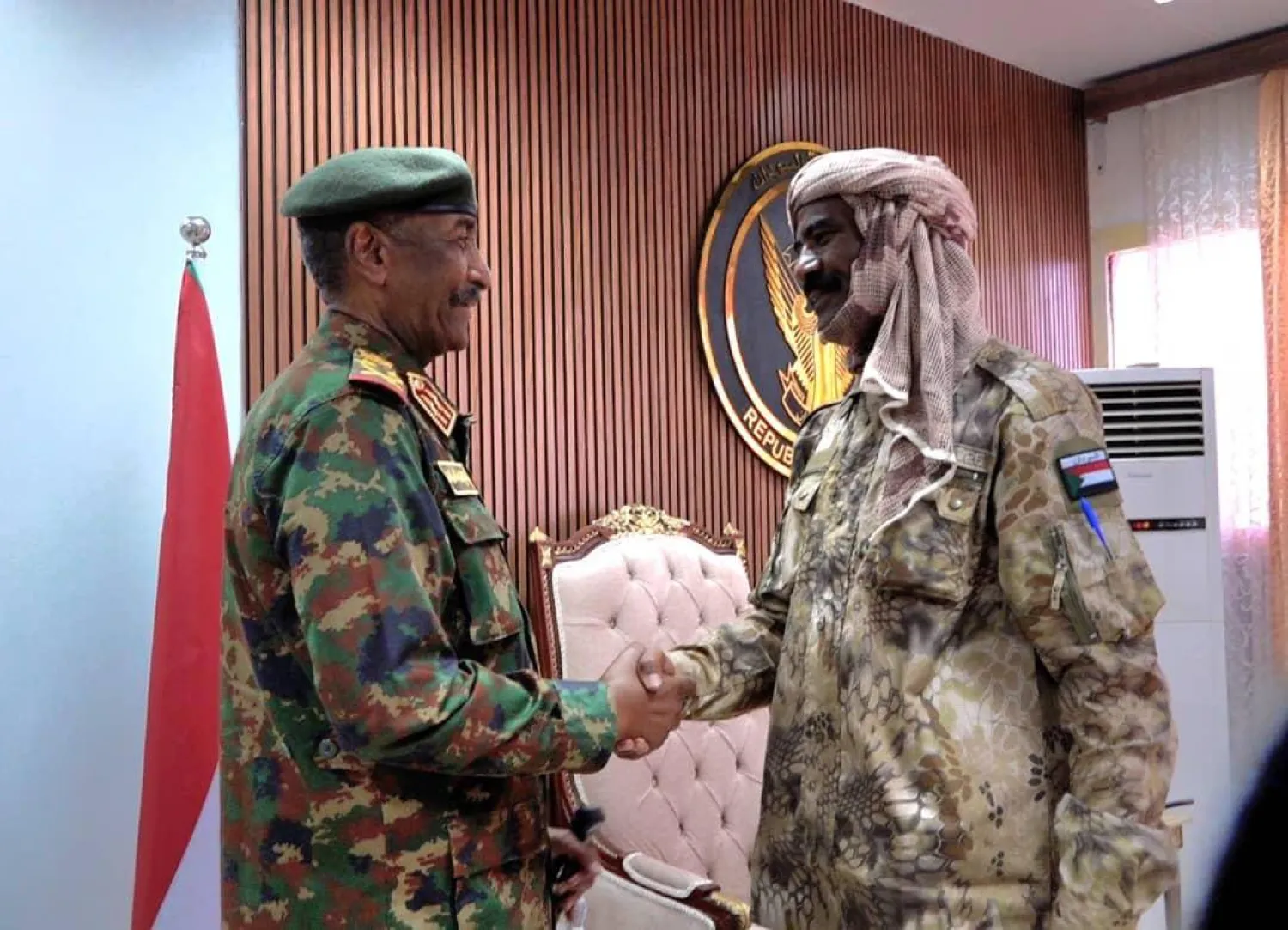 القائد العام للجيش السوداني عبد الفتاح البرهان مستقبلاً الأحد اللواء النور القبة المنشق من «قوات الدعم السريع» (مجلس السيادة)