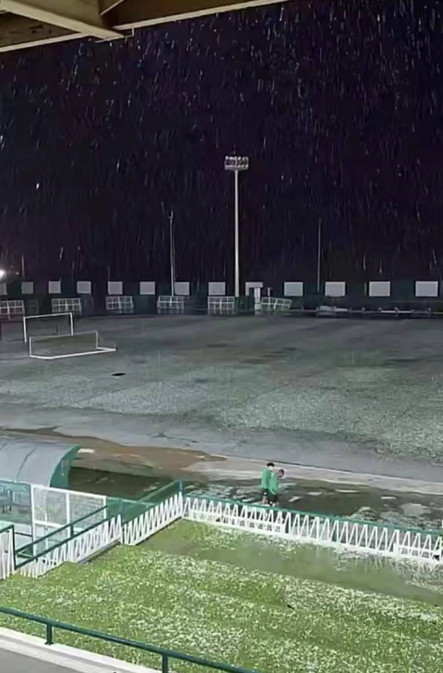 ملعب النجمة بعدما غمرته حبات البرد بشكل كامل (تصوير: مالك البطشان)