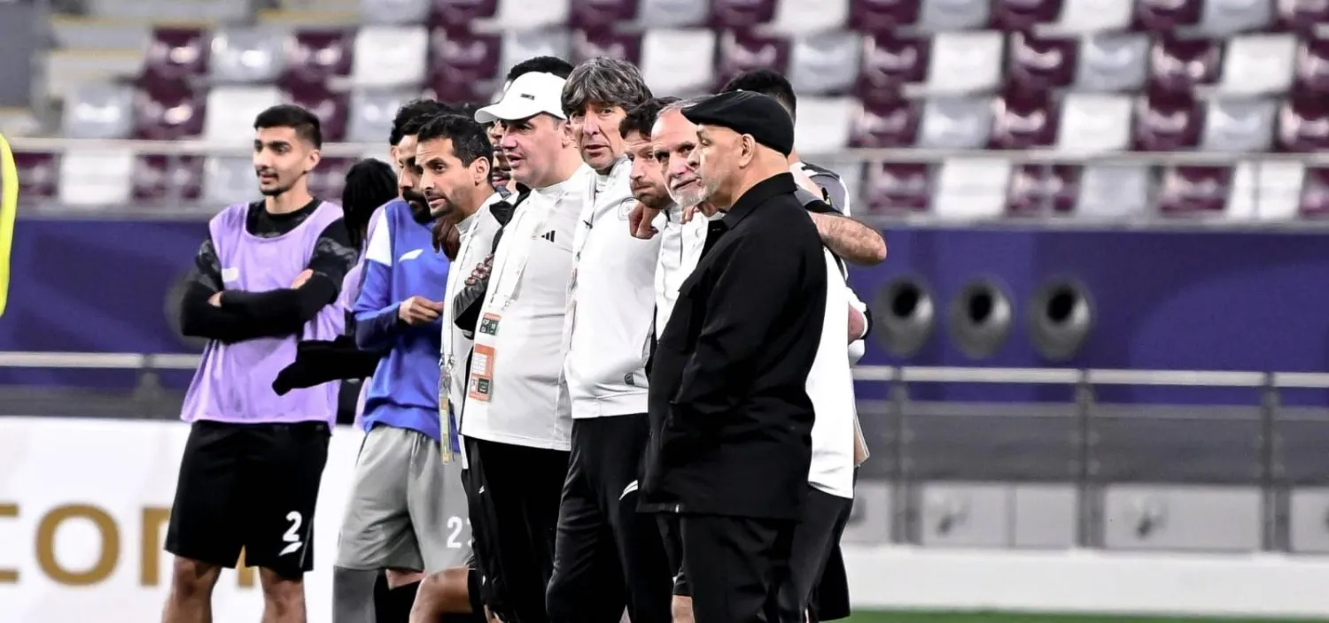 بن زكري مع أعضاء الجهازين الفني والإداري خلال ضربات الترجيح (موقع النادي)