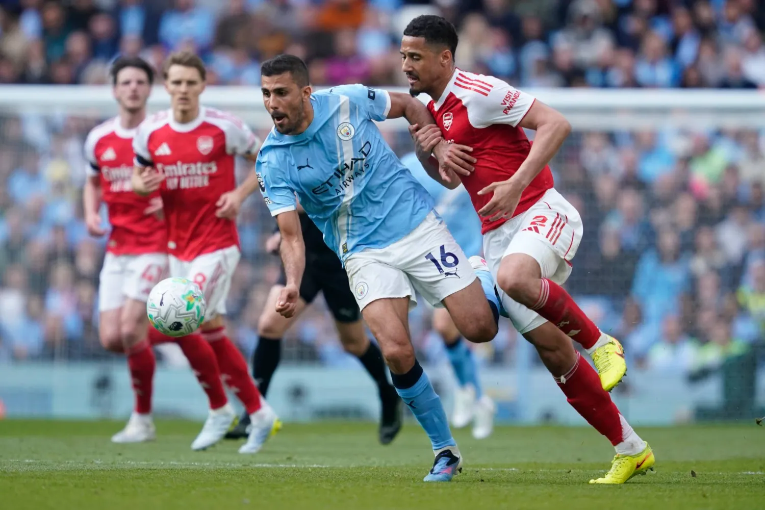 لاعب وسط مانشستر سيتي رودري يصارع على الكرة مع مدافع آرسنال ويليام ساليبا (أ.ب)