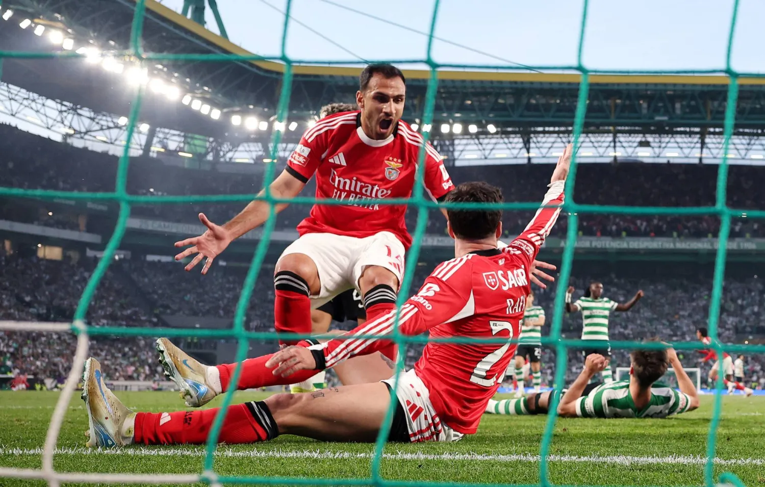 لاعب بنفيكا رافا سيلفا يحتفل بتسجيل الهدف الثاني لفريقه (رويترز)