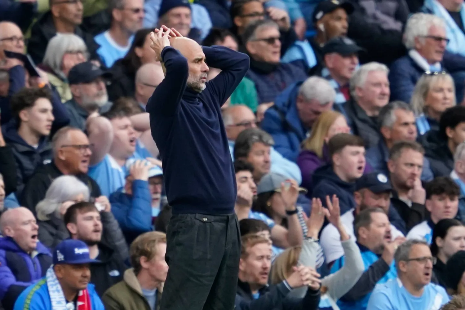 مدرب مانشستر سيتي بيب غوارديولا يوجّه تعليماته ويُظهر تفاعله على خط التماس خلال مواجهة فريقه أمام آرسنال (أ.ب)