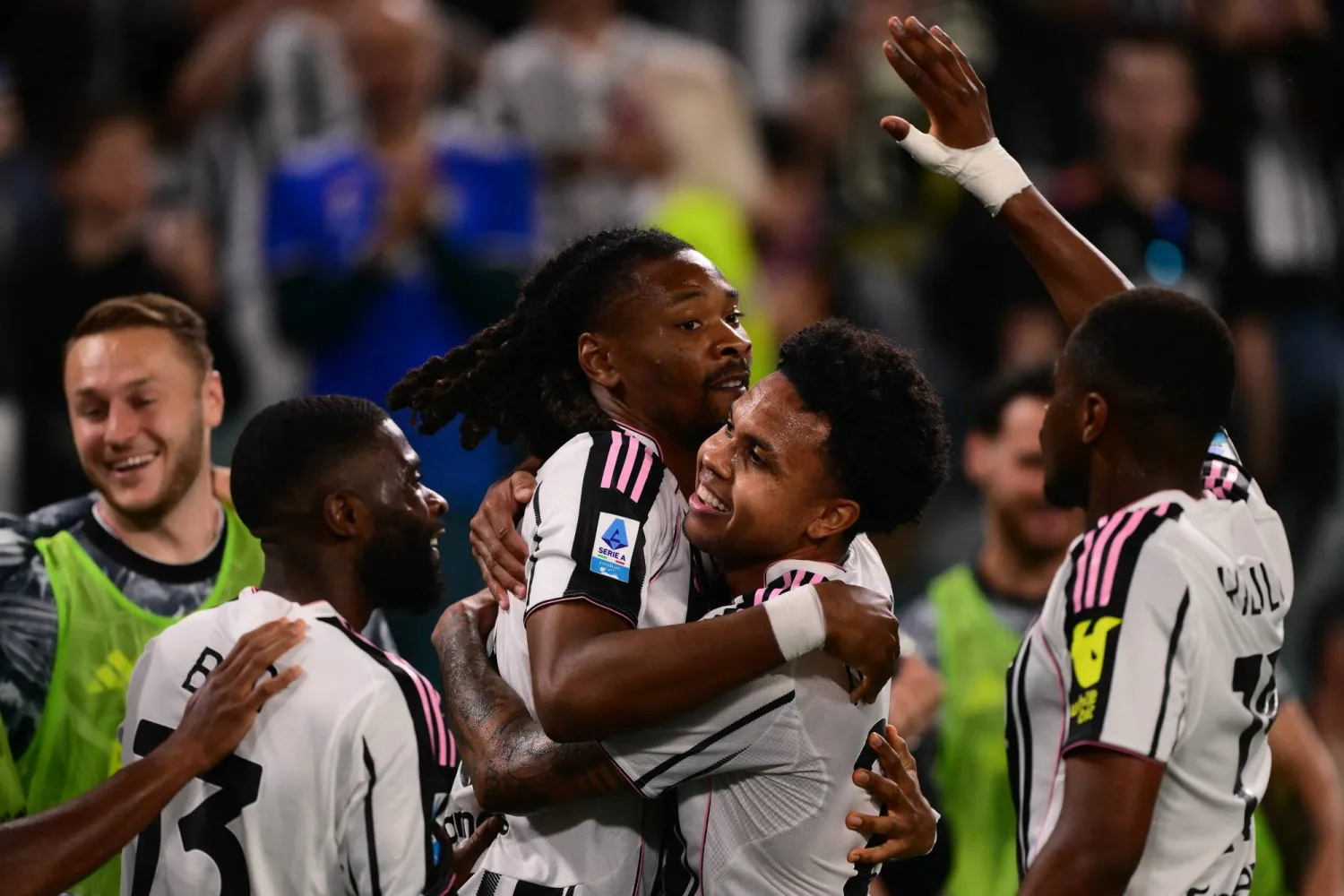 لاعب يوفنتوس كيفرين تورام يحتفل بتسجيل الهدف الثاني لفريقه إلى جانب زميله ويستون ماكيني (أ.ف.ب)