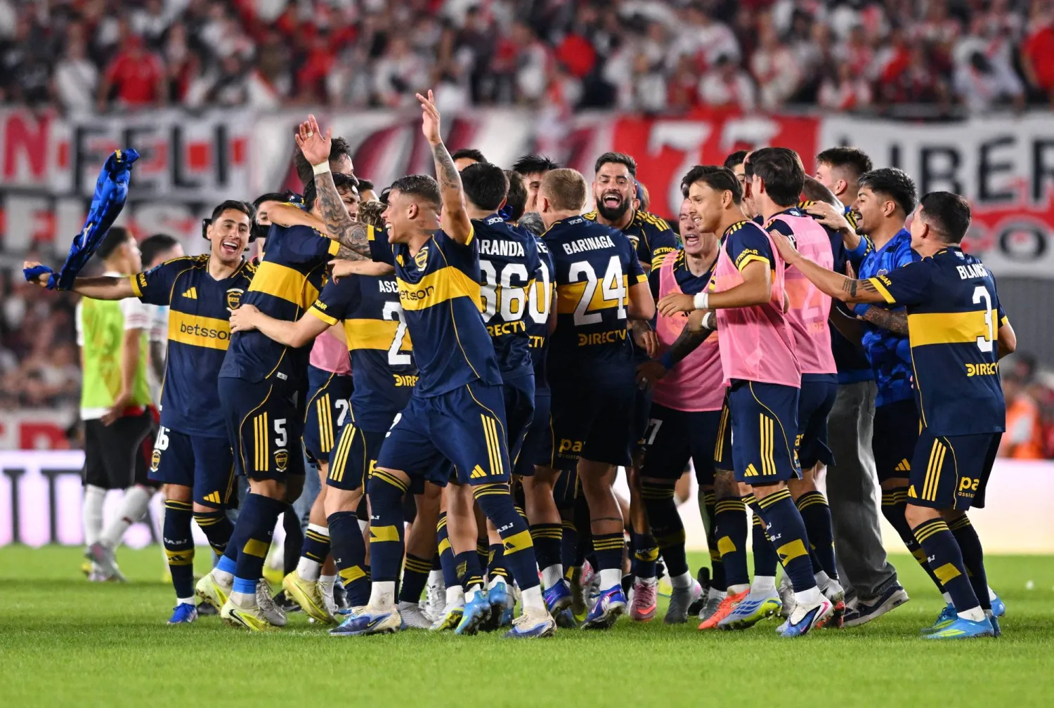 لاعبو بوكا يحتفلون بعد نهاية المباراة (رويترز)