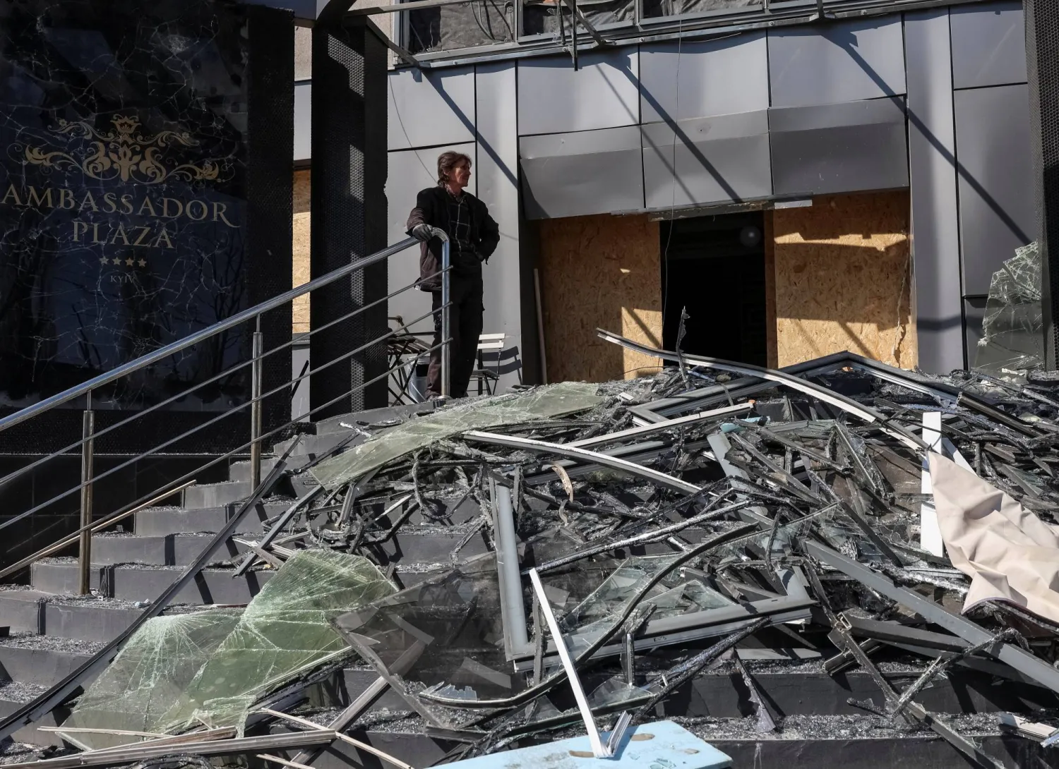 جانب من الدمار جرَّاء غارة روسية على كييف (رويترز)