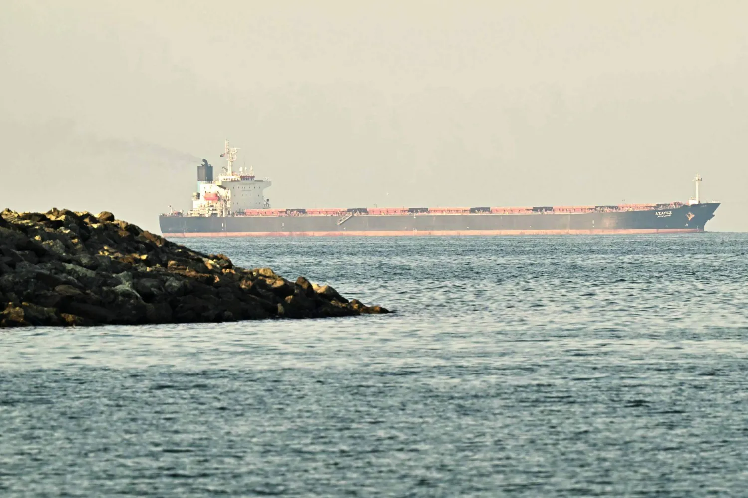 سفينة شحن تبحر قرب مضيق هرمز (أ.ف.ب)