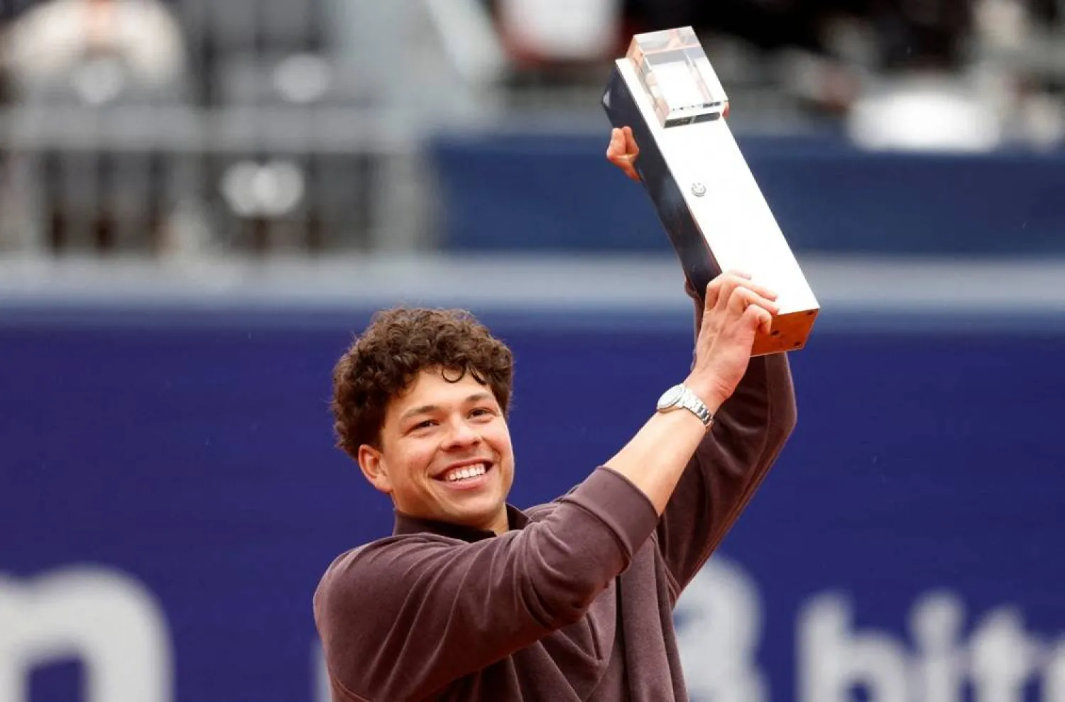  Tennis - ATP 500 - Munich Open - MTTC Iphitos, Munich, Germany - April 19, 2026 Ben Shelton of the US celebrates with the Munich Open trophy after winning the men's singles final against Italy's Flavio Cobolli. (Reuters)