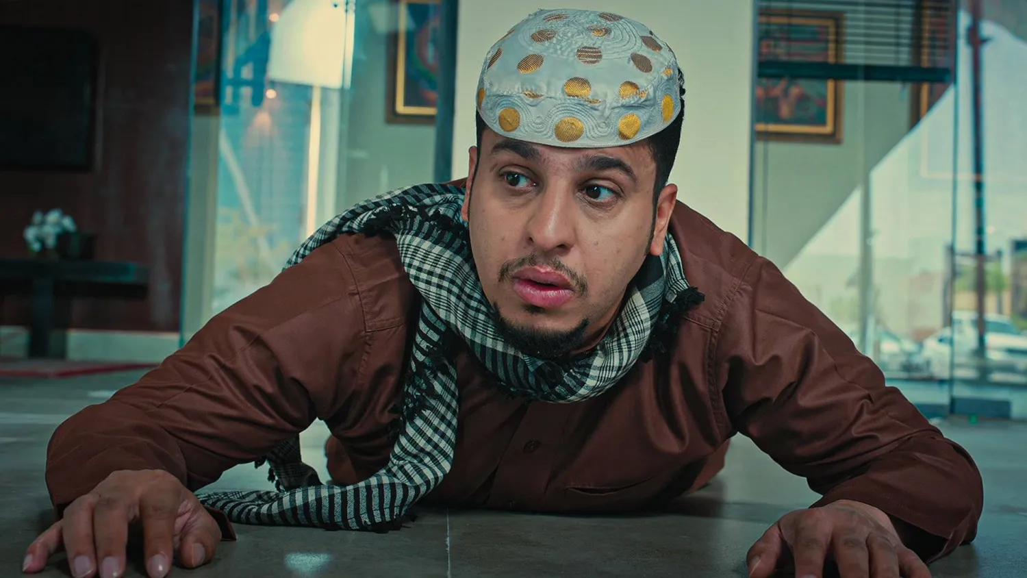 فيصل العيسى البطل الرئيسي للفيلم في دور «عامر» في مشهد من الجزء الثاني (نتفليكس)