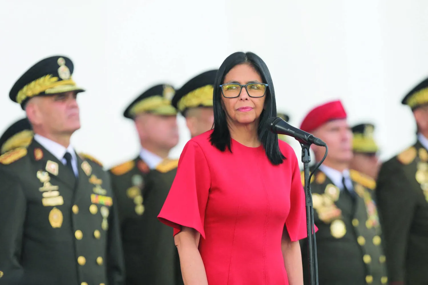 الرئيسة المؤقتة ديلسي رودريغيز خلال مراسم تسلُّم شارة القائد الأعلى للقوات المسلحة في 28 يناير 2026 (رويترز)