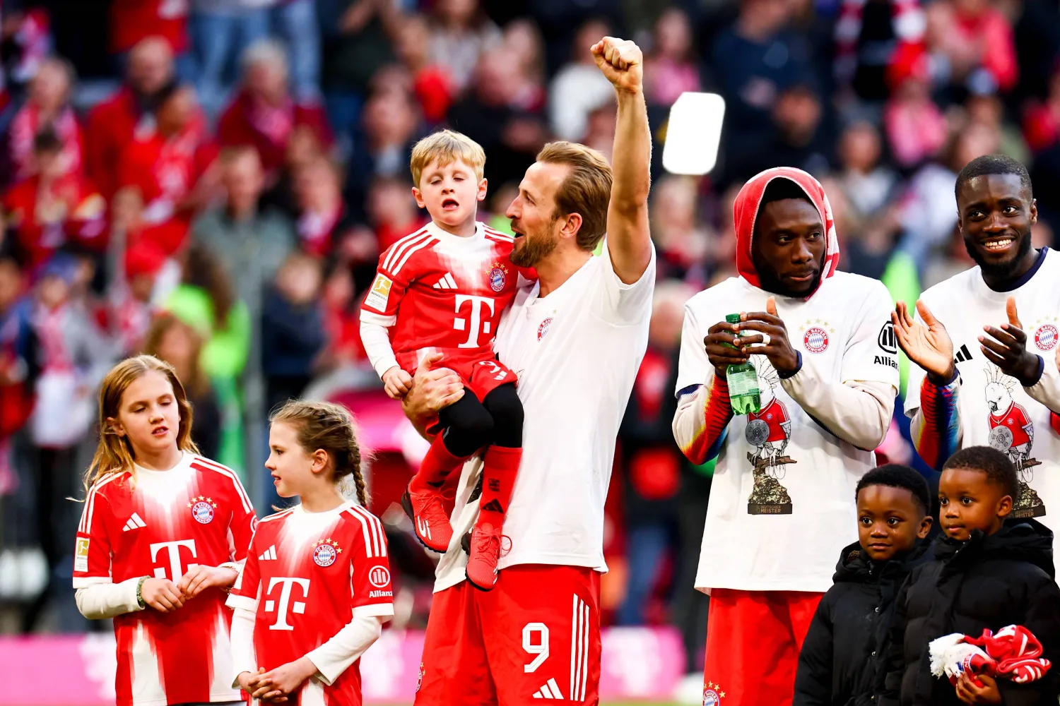 احتفل نجوم بايرن ميونيخ بلقبهم الخامس والثلاثين (إ.ب.أ)
