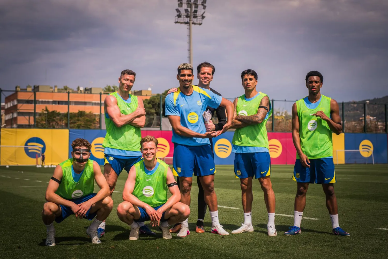 يسعى برشلونة إلى الاقتراب خطوة إضافية من الاحتفاظ بلقبه بطلاً للدوري الإسباني (نادي برشلونة)