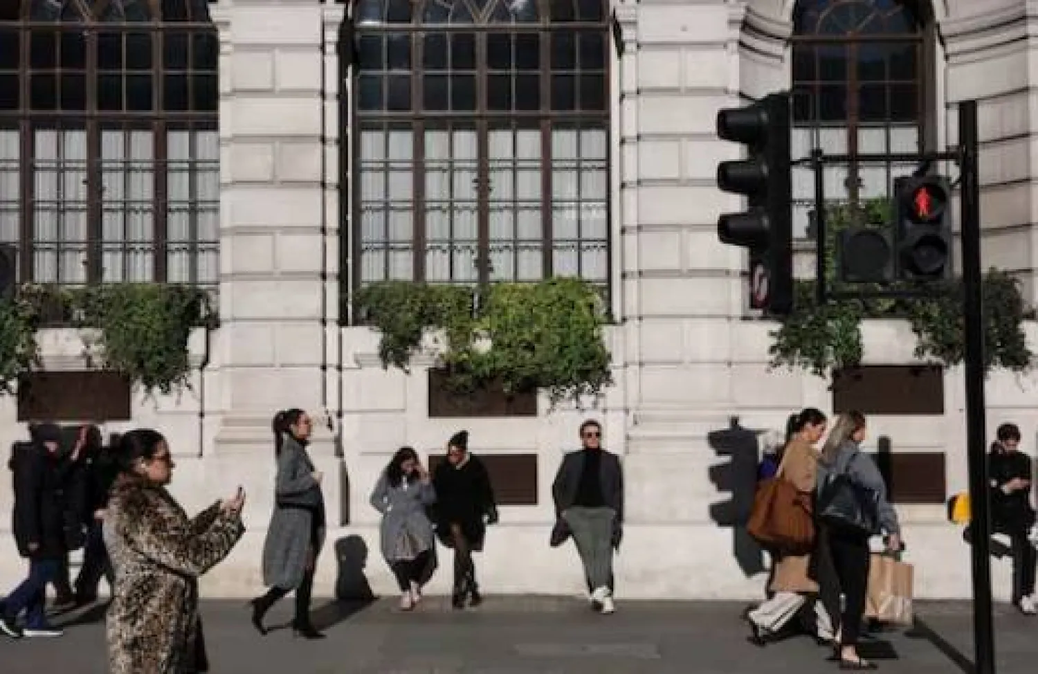 أشخاص يتنزهون في حي «سيتي أوف لندن» المالي (رويترز)