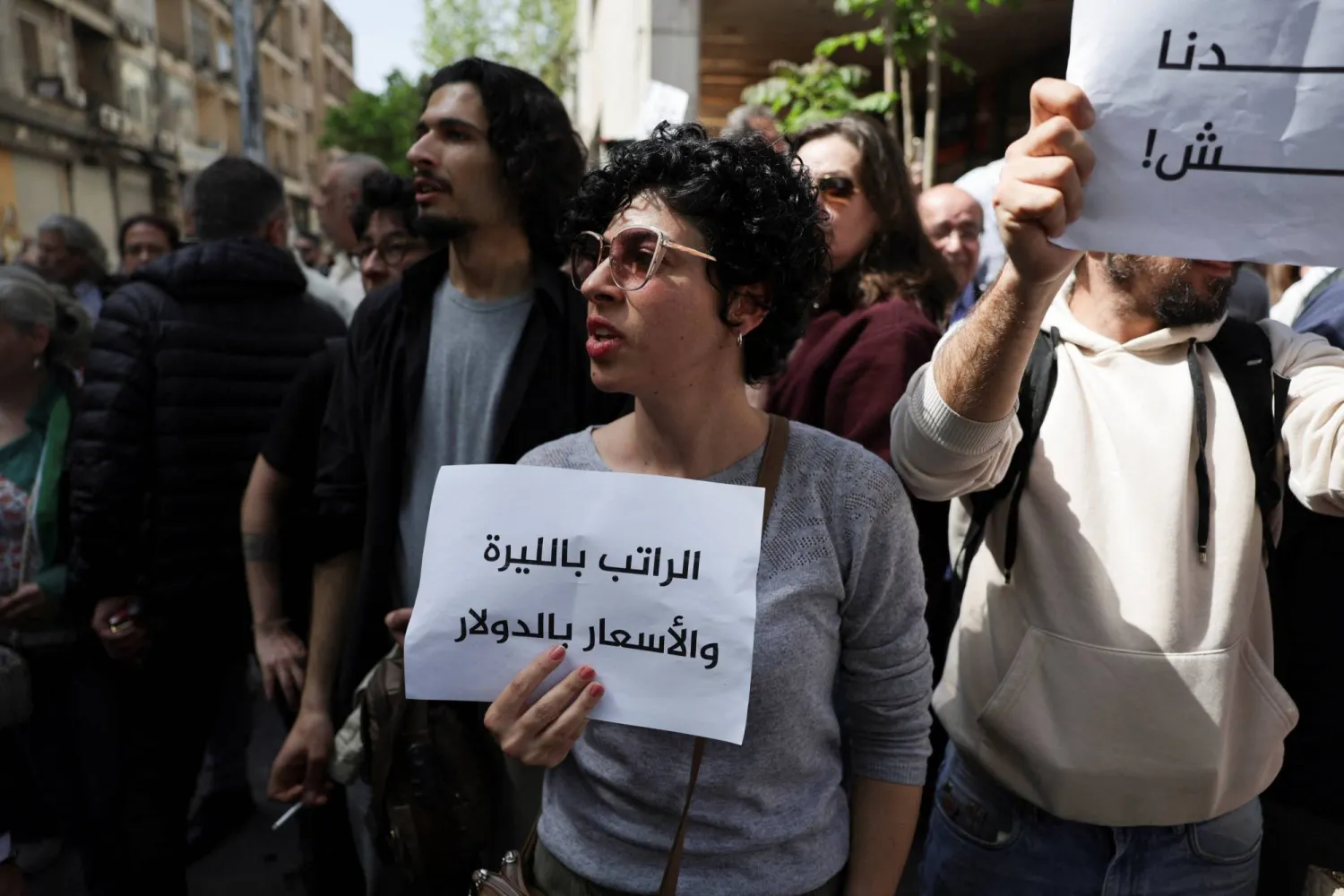 سيدة سورية تشارك في تظاهرة "الحقوق والكرامة" المطالبة بتحسين الاوضاع المعيشية، في ساحة يوسف العظمة وسط دمشق في 17 أبريل (رويترز)