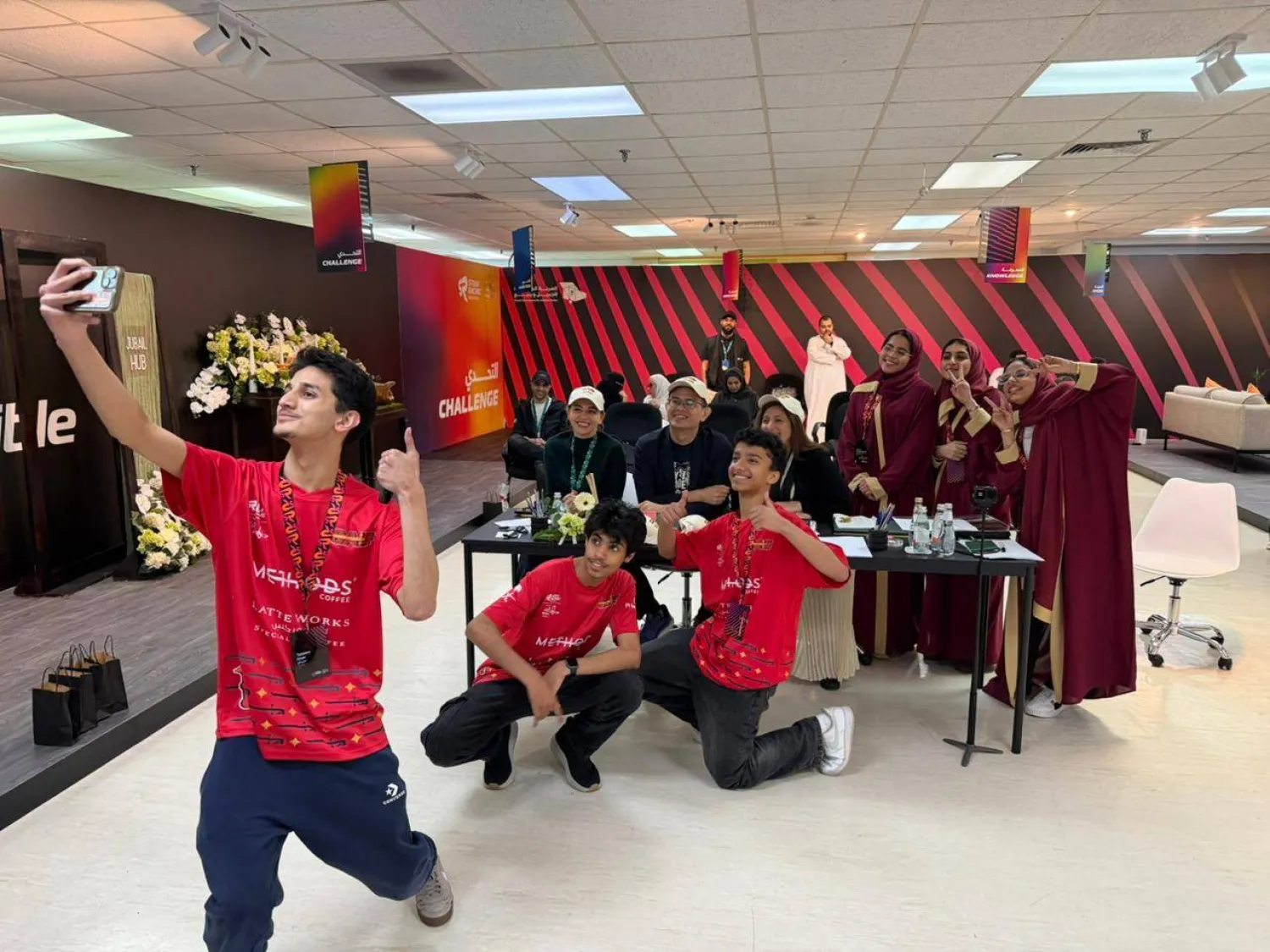 الطالب تميم مع فريقه (إثراء)