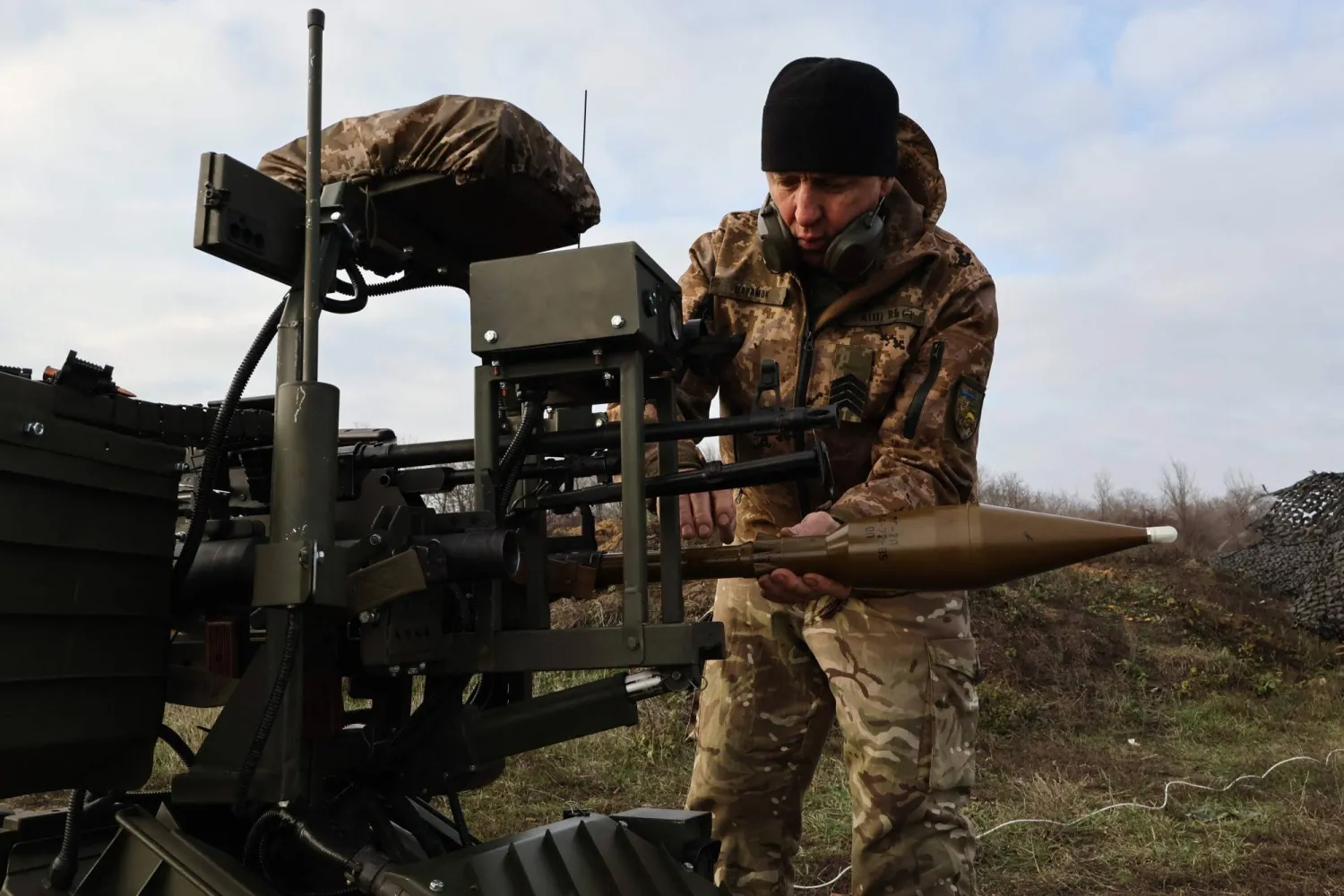 جندي أوكراني يختبر أنظمة روبوتية قتالية برية في ميدان تدريب بمنطقة زابوريجيا (أ.ف.ب)