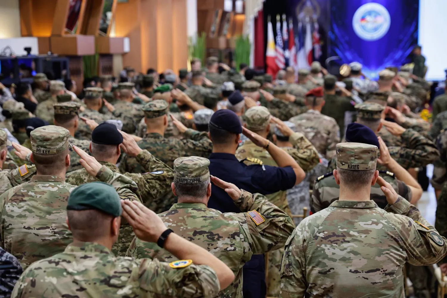 جنود يؤدون التحية العسكرية خلال حفل الإعلان عن بدء مناورات «باليكاتان» في مدينة كيوزون الفلبينية يوم الاثنين (إ.ب.أ)