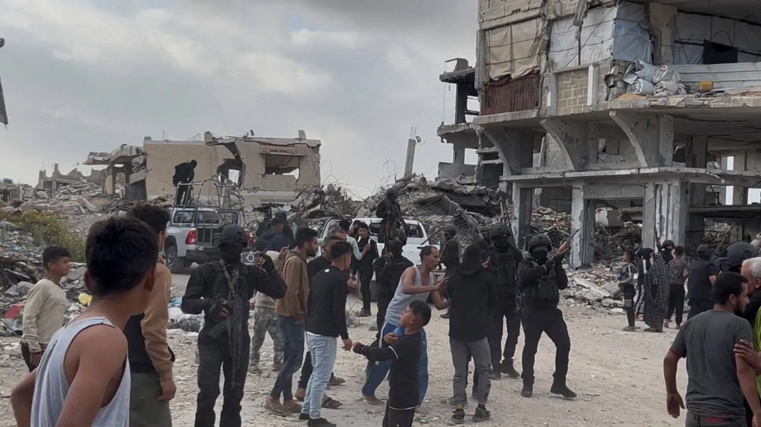 فلسطينيون في خان يونس جنوب قطاع غزة اليوم (رويترز)