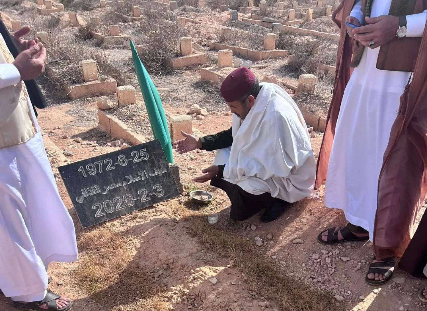 العجمي العتيري آمر كتيبة «أبوبكر الصديق» أمام قبر سيف الإسلام القذافي (صفحة العتيري على موقع «فيسبوك»)