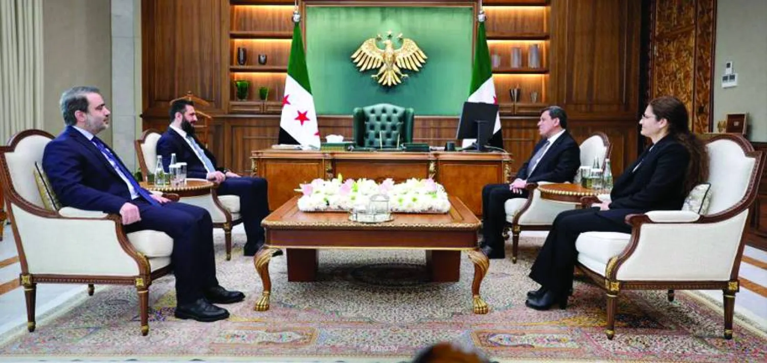 من استقبال الرئيس الشرع رئيسَ «قسد» مظلوم عبدي والرئيسة المشتركة لدائرة العلاقات الخارجية في «الإدارة الذاتية» إلهام أحمد بحضور وزير الخارجية أسعد الشيباني يوم 15 أبريل 2026 (سانا)