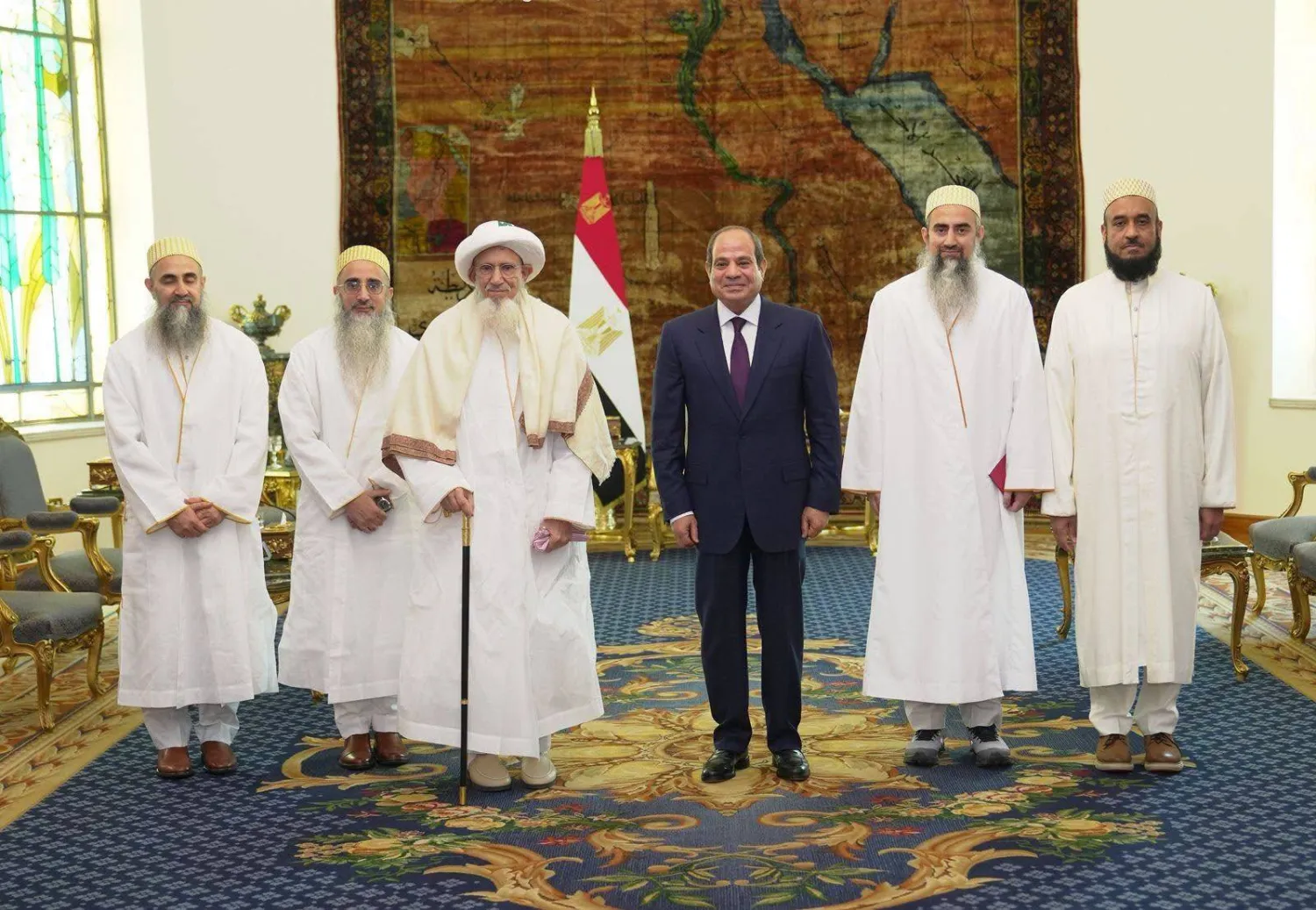 الرئيس المصري عبد الفتاح السيسي يستقبل سلطان طائفة البهرة مفضل سيف الدين وأنجاله يوم الاثنين (الرئاسة المصرية)