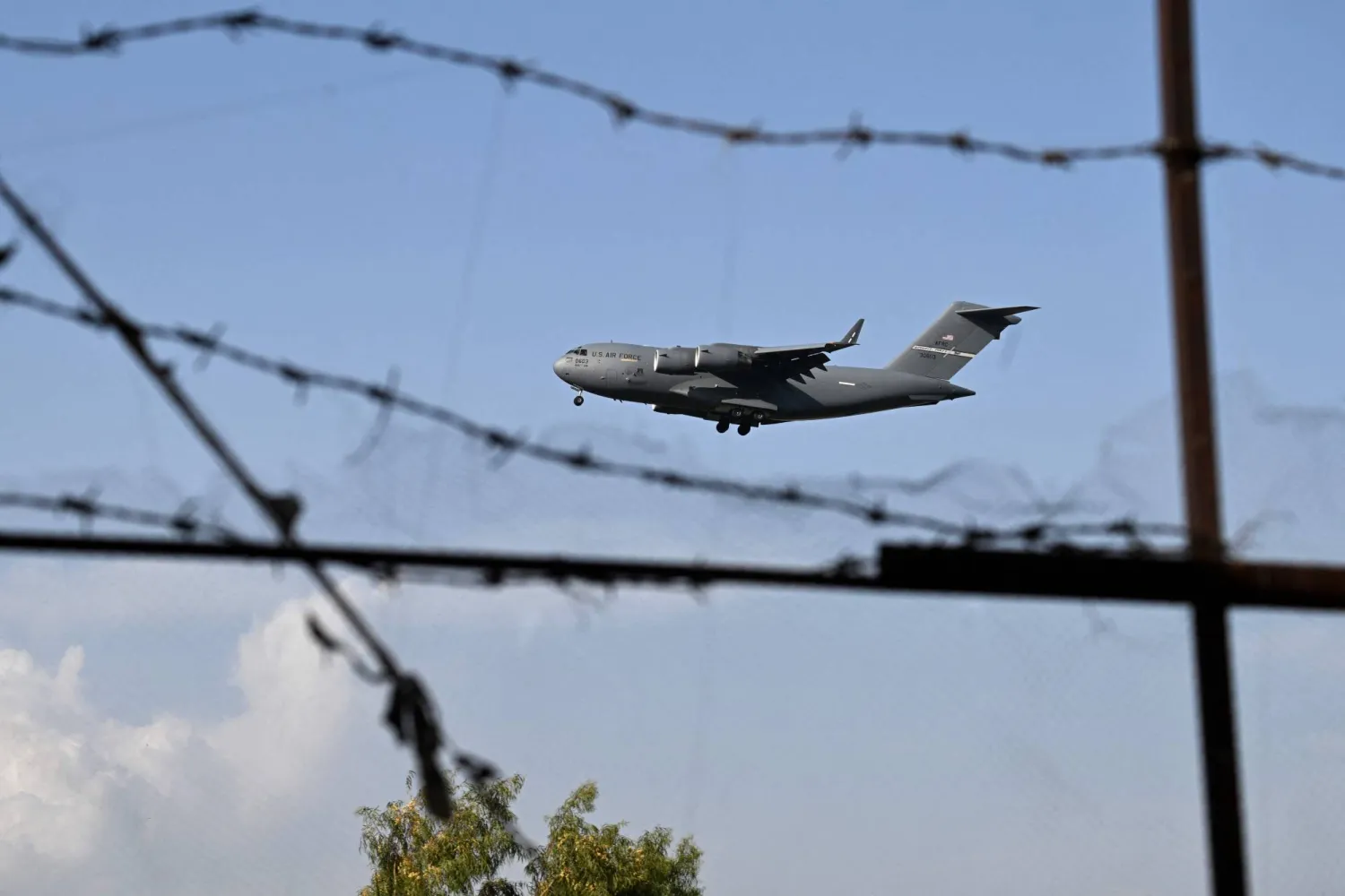 طائرة من طراز «بوينغ سي-17 إيه غلوبماستر» تابعة لسلاح الجو الأميركي تستعد للهبوط في قاعدة «نور خان» العسكرية الباكستانية في روالبندي الاثنين (أ.ف.ب)