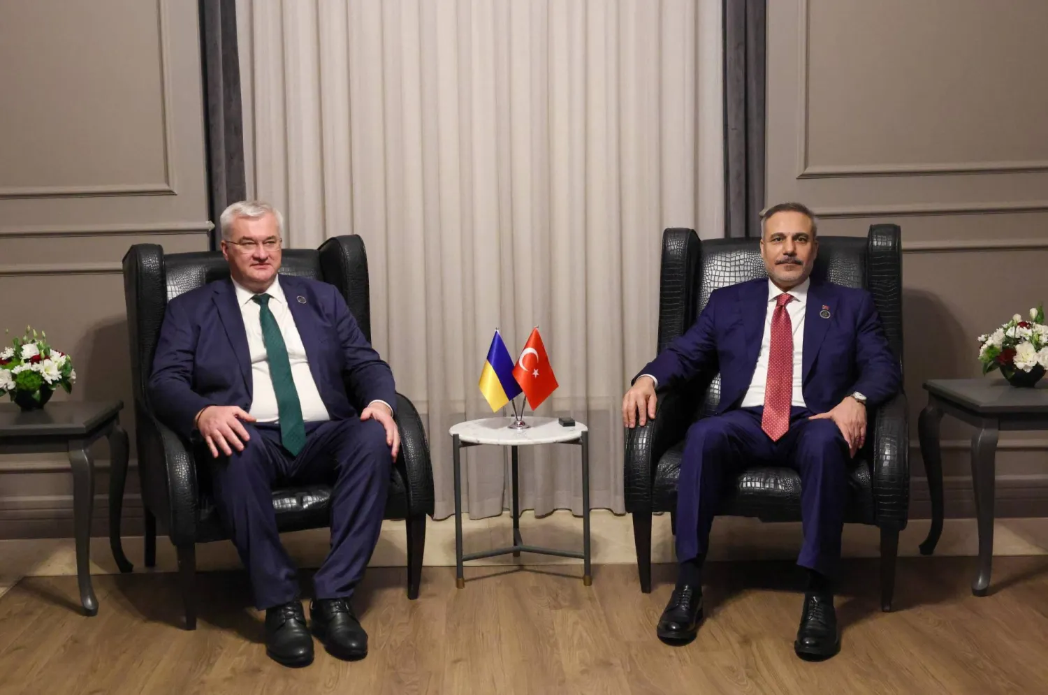 جانب من لقاء وزيري الخارجية التركي هاكان فيدان والأوكراني أندريه سيبيها على هامش «منتدى أنطاليا الدبلوماسي» السبت (الخارجية التركية)