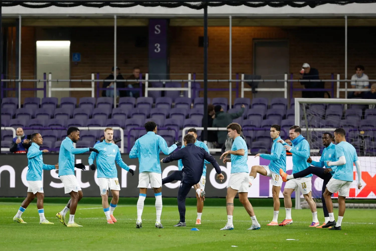 موسم صعب يواجه فريق مرسيليا الفرنسي (أ.ب)