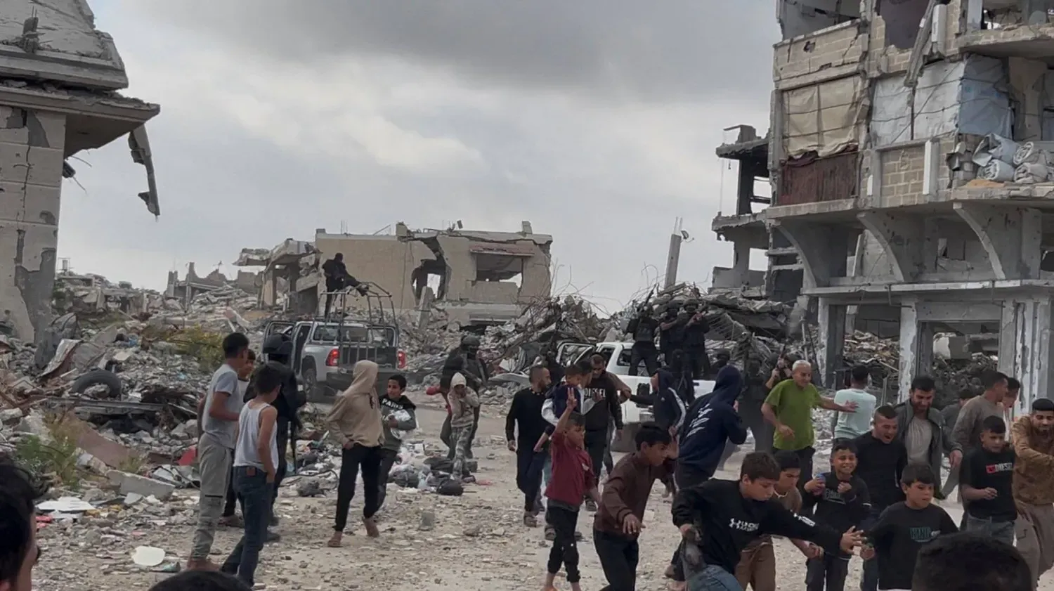 Gazze Şeridi’nin güneyindeki Han Yunus’ta İsrail destekli çetelerle yaşanan çatışmaların ardından Filistinliler, Gazze’deki silahlı gruplara mensup savaşçılarla birlikte, 20 Nisan 2026 (Reuters tarafından yayınlanan videodan alınan ekran görüntüsü)