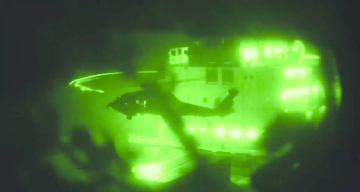 مروحية أميركية تهبط على متن سفينة الشحن الإيرانية «توسكا» في بحر العرب (سنتكوم)