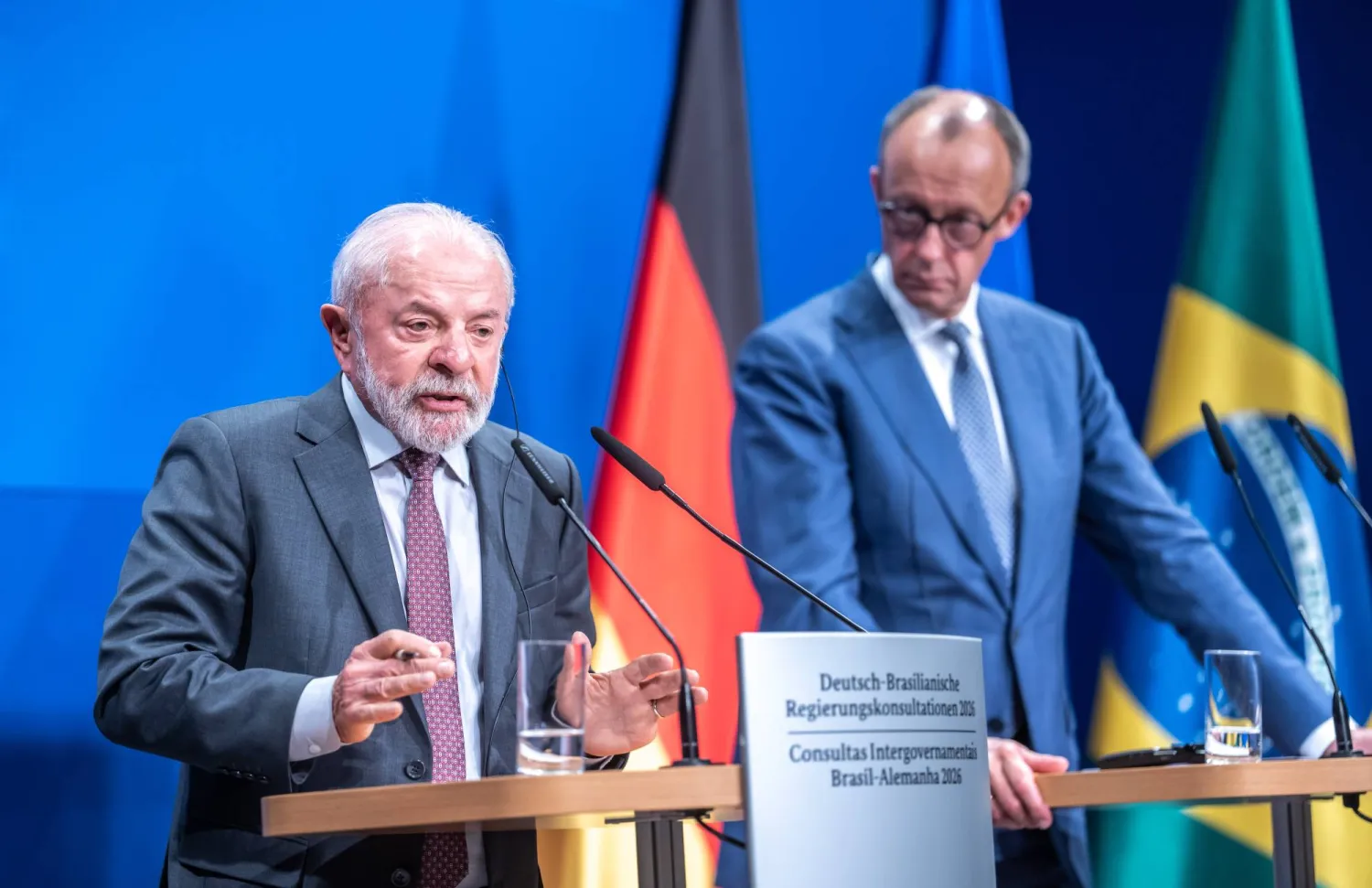 الرئيس البرازيلي لولا دا سيلفا يتحدث خلال مؤتمر صحافي مشترك مع المستشار الألماني فريدريش ميرتس عقب اجتماع المشاورات الحكومية الألمانية البرازيلية في قصر هيرنهاوزن في هانوفر بألمانيا 20 أبريل 2026 (د.ب.أ)
